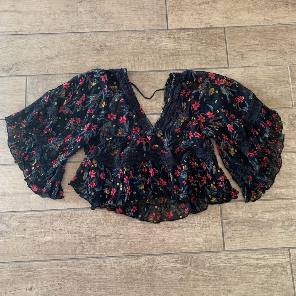FREE PEOPLE flowy top with flutter sleeves | size XS